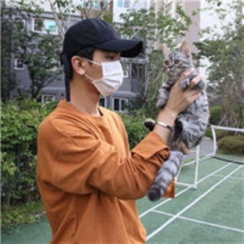 清新抱猫QQ头像男生，高清可爱抱猫头像男生，抱猫QQ头像男生可爱清新靓丽-16