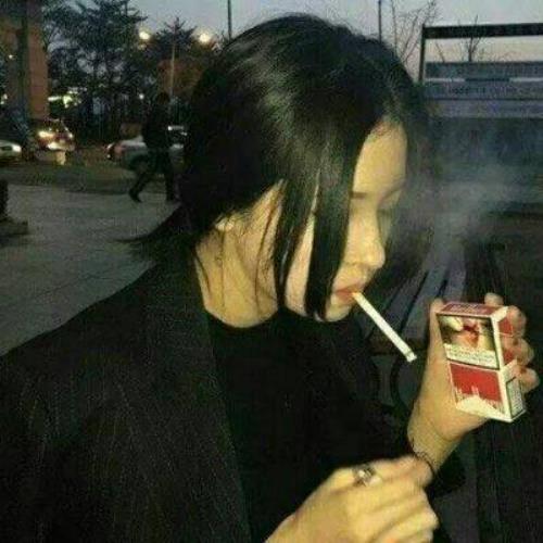 社会热议的女性抽烟头像引发争议-7