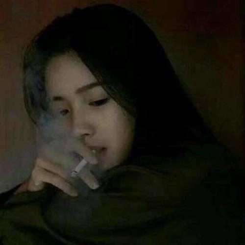 社会热议的女性抽烟头像引发争议-10