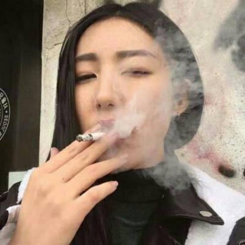 高清女生独自抽烟头像霸气图片，孤独吸烟照片霸气头像女生图片分享-6