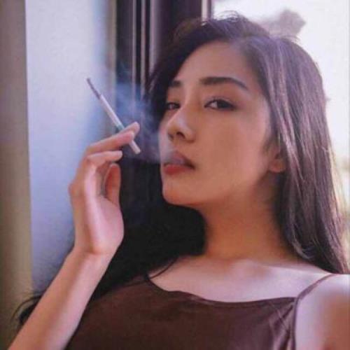 伤感女生吸烟头像图片，高清好看的伤感女抽烟图片头像-2