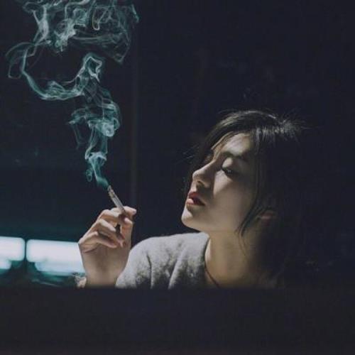 伤感女生吸烟头像图片，高清好看的伤感女抽烟图片头像-3