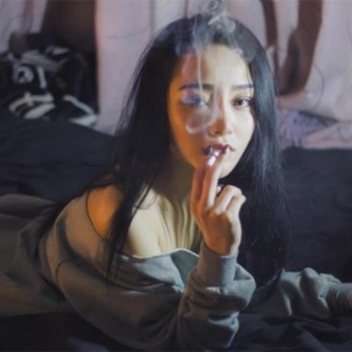 伤感女生吸烟头像图片，高清好看的伤感女抽烟图片头像-8