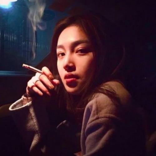 伤感美女头像图片大全，高清优质的伤感女生图片头像-24