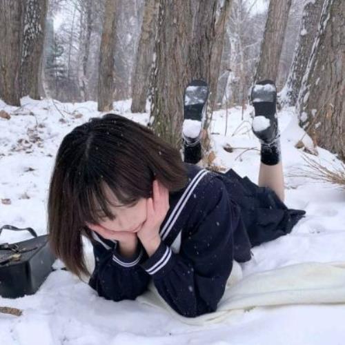 高清冬季下雪时适合的女性头像图片，优质冬天女性头像照片-8