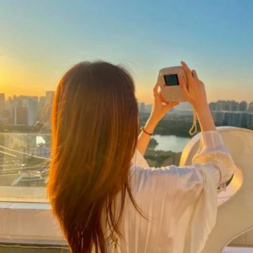 海边落日夕阳下的唯美女生背影头像图片-5