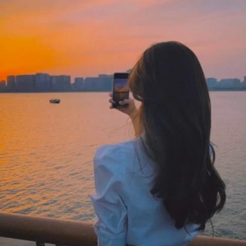 海边落日夕阳下的唯美女生背影头像图片-9